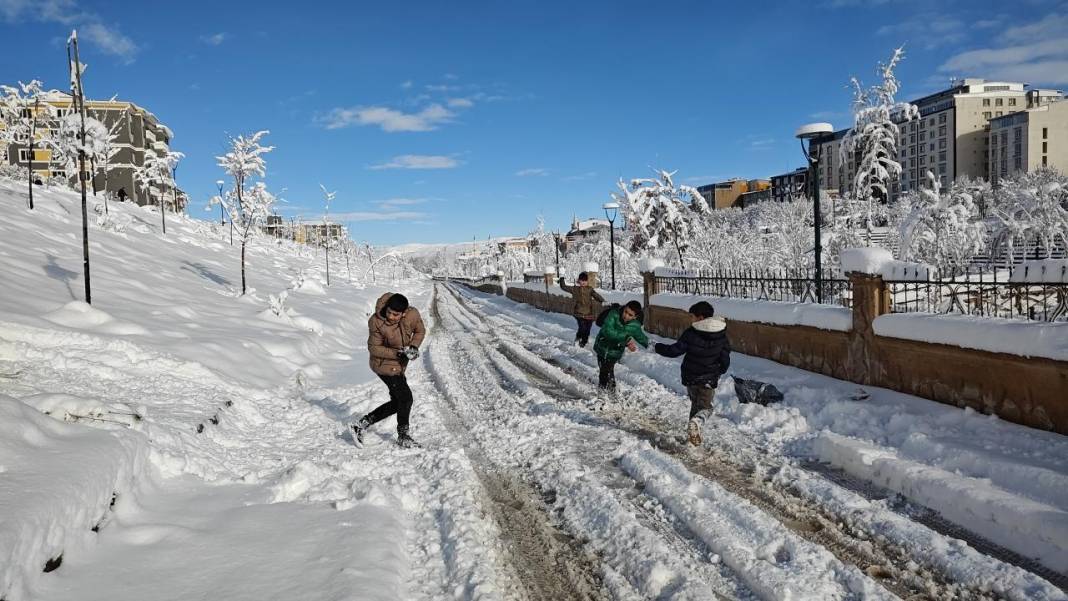 Çocukların beyaz rahmet kar sevinci 3