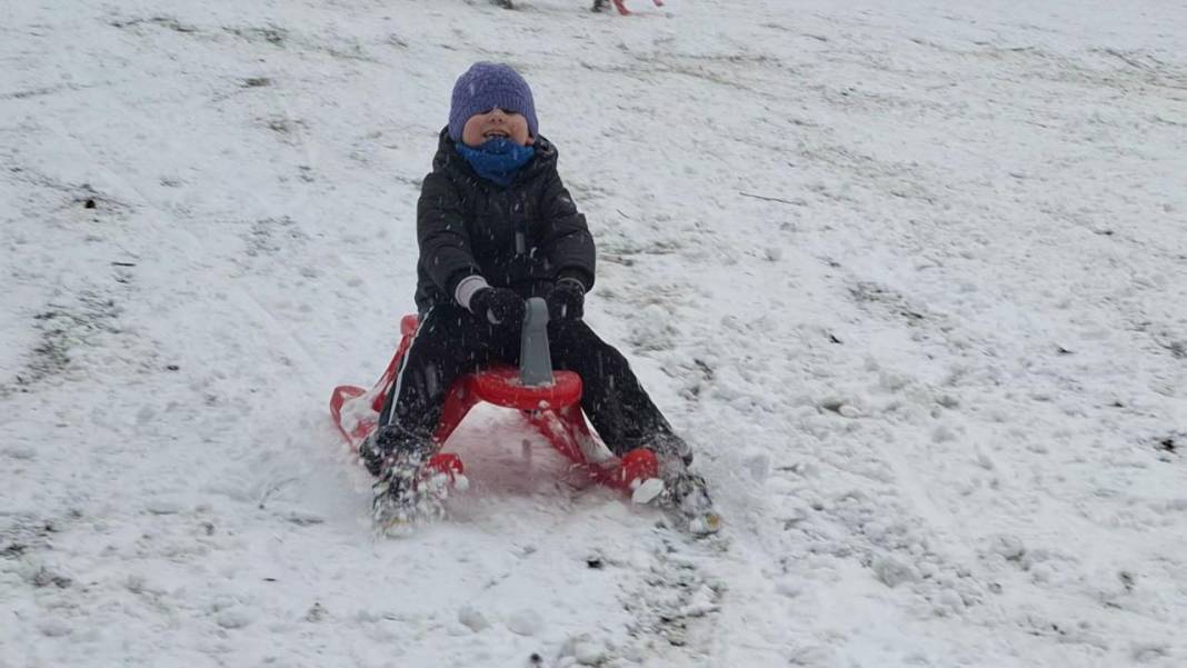 Çocukların beyaz rahmet kar sevinci 8