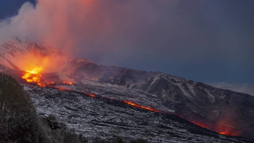 Etna Yanardağı'nda volkanik hareketlilik sürüyor 1