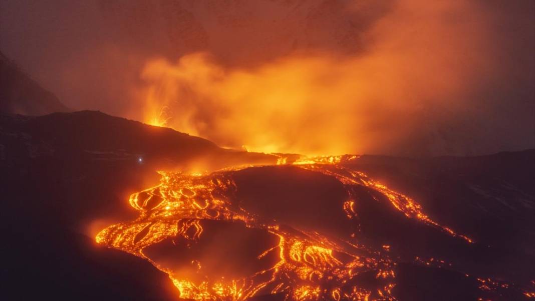 Etna Yanardağı'nda volkanik hareketlilik sürüyor 2