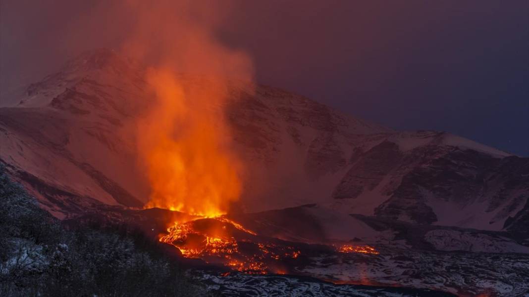 Etna Yanardağı'nda volkanik hareketlilik sürüyor 3