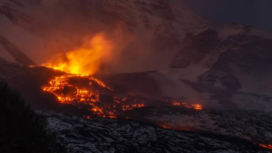 Etna Yanardağı'nda volkanik hareketlilik sürüyor 4