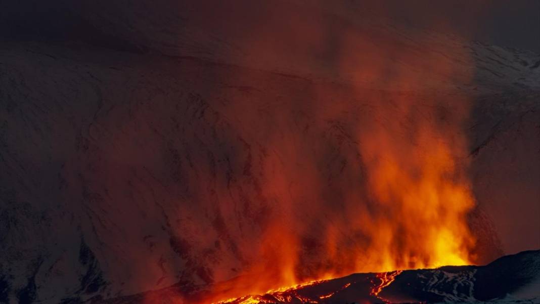 Etna Yanardağı'nda volkanik hareketlilik sürüyor 6