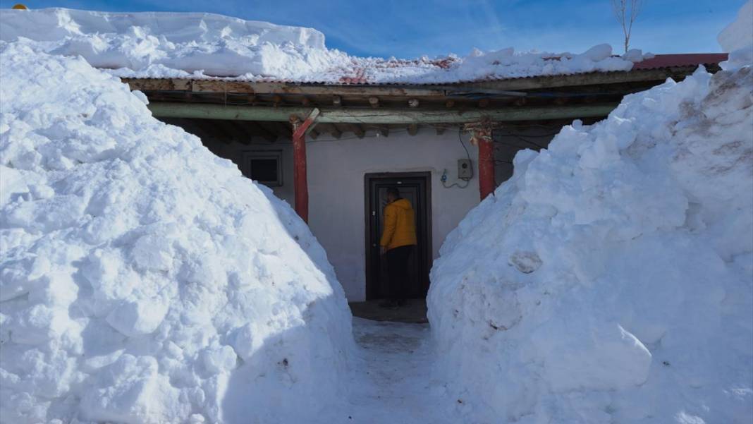 Kar kalınlığının yer yer 2 metreyi aştığı Hakkari'de besiciler zorlu mesaide 4