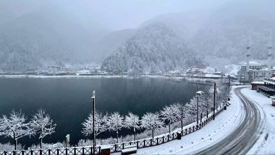 Yüzeyi buz tutan Uzungöl'den kış manzaraları 10