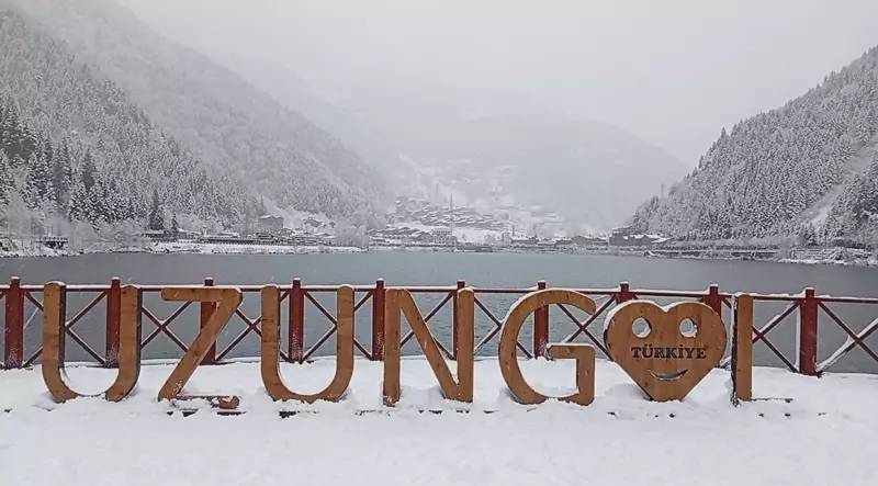 Yüzeyi buz tutan Uzungöl'den kış manzaraları 11