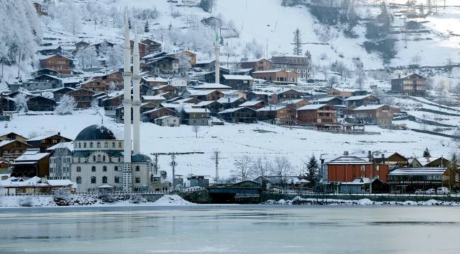 Yüzeyi buz tutan Uzungöl'den kış manzaraları 13