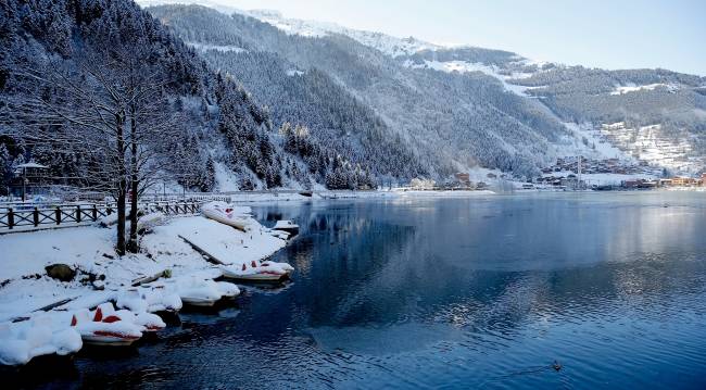 Yüzeyi buz tutan Uzungöl'den kış manzaraları 14
