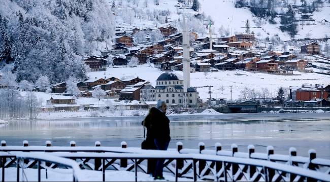 Yüzeyi buz tutan Uzungöl'den kış manzaraları 15