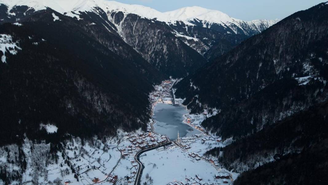 Yüzeyi buz tutan Uzungöl'den kış manzaraları 2