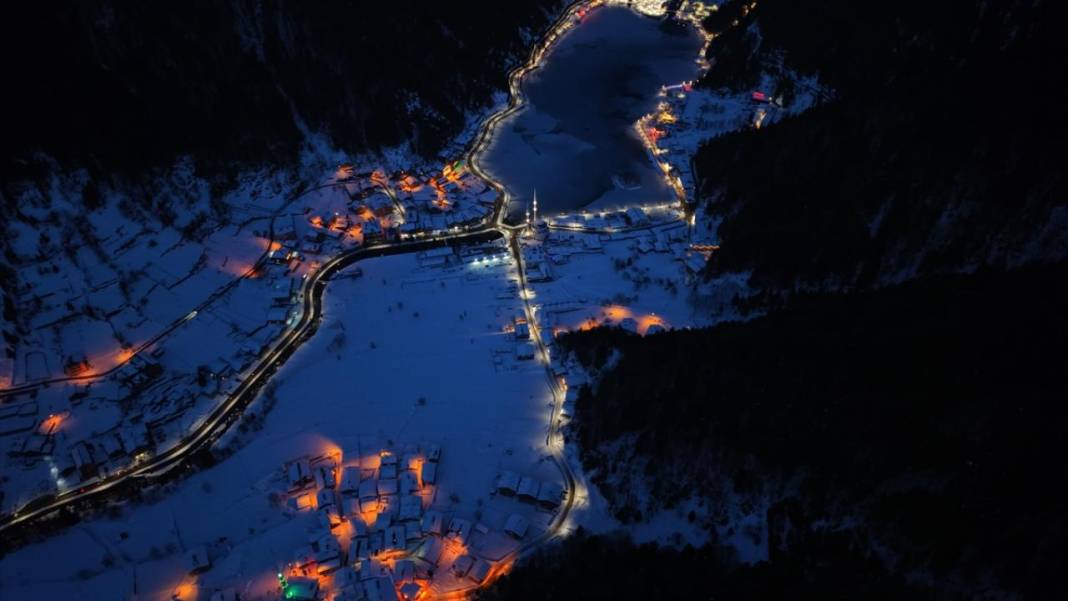 Yüzeyi buz tutan Uzungöl'den kış manzaraları 3