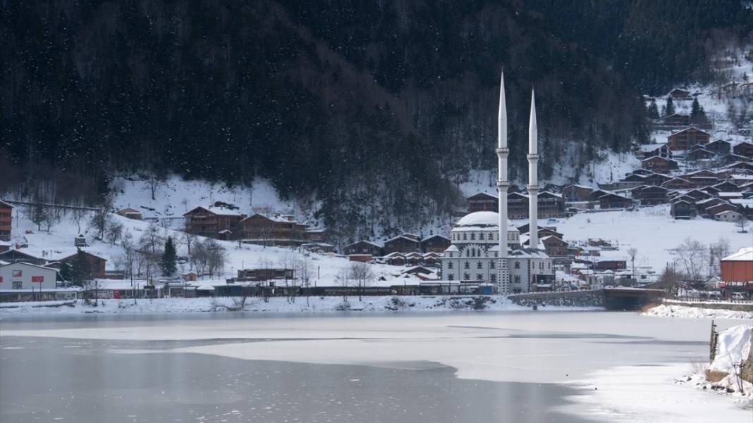 Yüzeyi buz tutan Uzungöl'den kış manzaraları 4