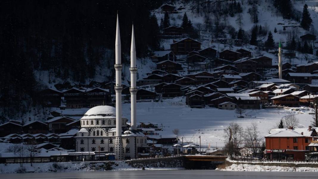 Yüzeyi buz tutan Uzungöl'den kış manzaraları 5