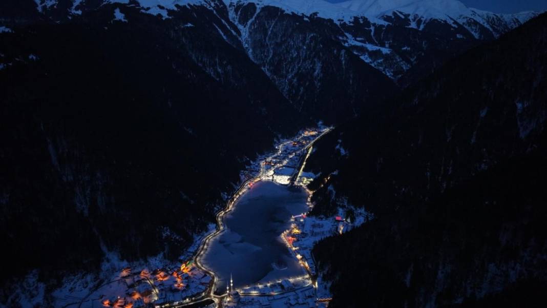 Yüzeyi buz tutan Uzungöl'den kış manzaraları 6