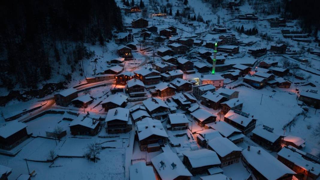 Yüzeyi buz tutan Uzungöl'den kış manzaraları 7
