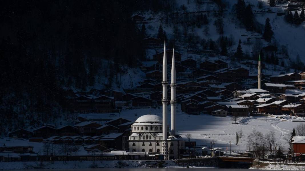 Yüzeyi buz tutan Uzungöl'den kış manzaraları 8