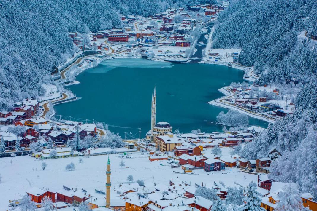 Yüzeyi buz tutan Uzungöl'den kış manzaraları 9