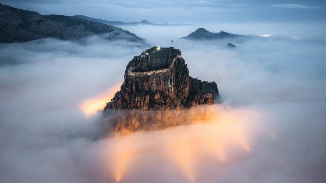 Afyonkarahisar Kalesi, sislerin arasında 1