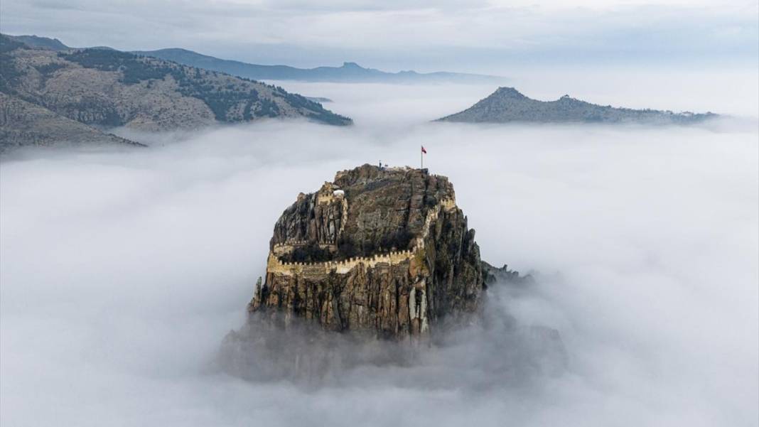 Afyonkarahisar Kalesi, sislerin arasında 11