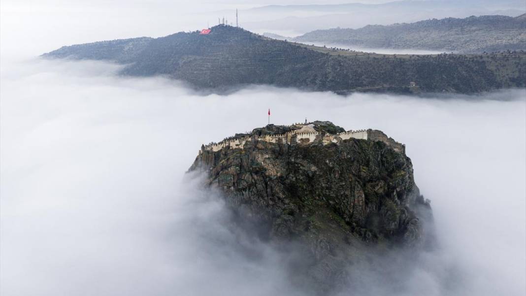 Afyonkarahisar Kalesi, sislerin arasında 12