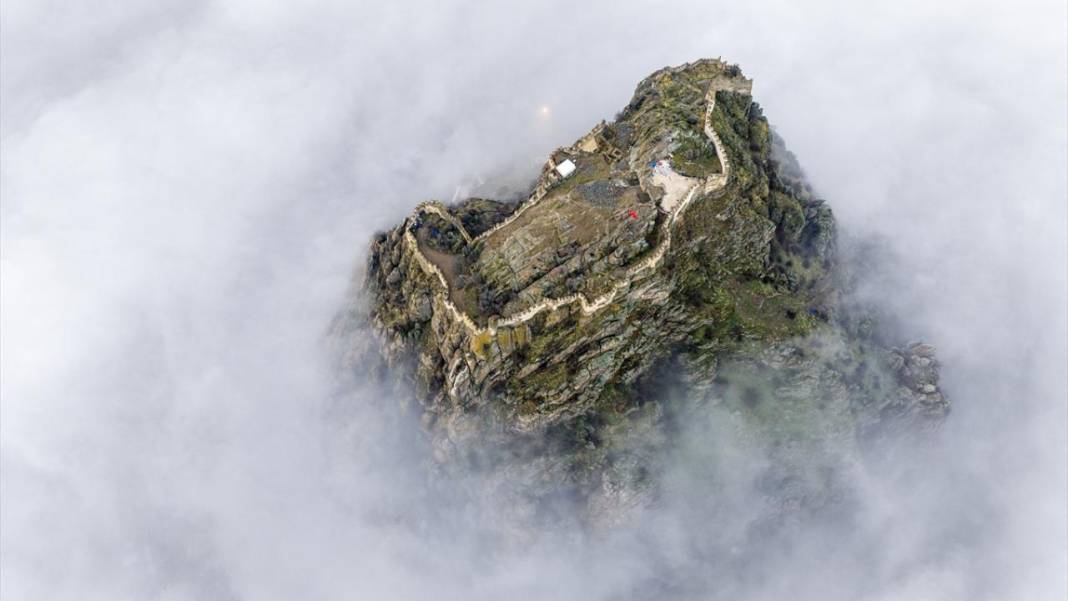 Afyonkarahisar Kalesi, sislerin arasında 13