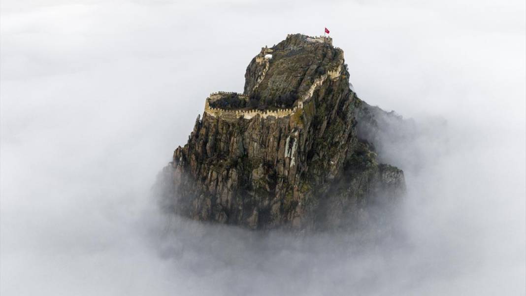 Afyonkarahisar Kalesi, sislerin arasında 15