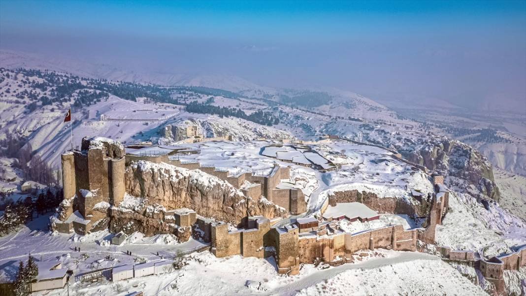 Beyaz rahmet, 4 bin 500 yıllık Harput Kalesi'ne çok yakıştı 3