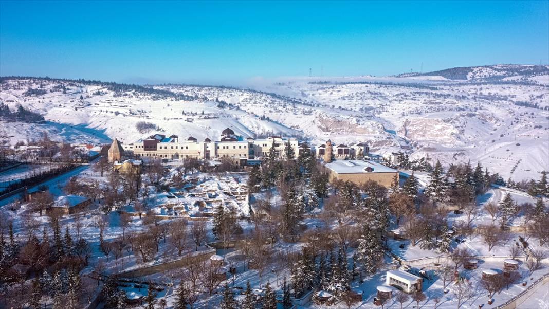 Beyaz rahmet, 4 bin 500 yıllık Harput Kalesi'ne çok yakıştı 5