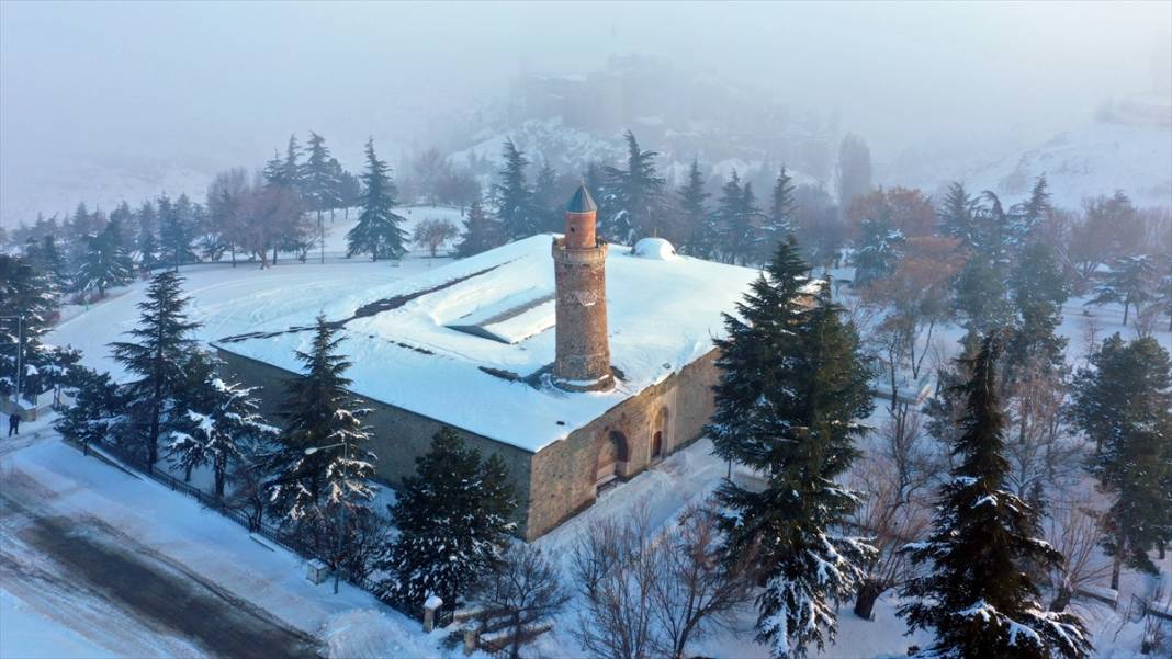 Beyaz rahmet, 4 bin 500 yıllık Harput Kalesi'ne çok yakıştı 7