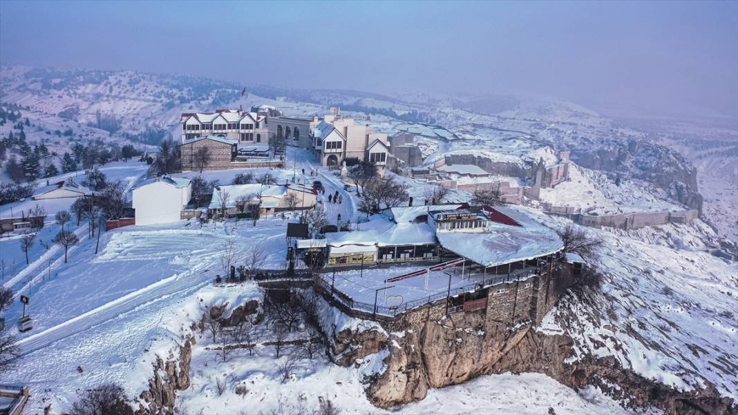 Beyaz rahmet, 4 bin 500 yıllık Harput Kalesi'ne çok yakıştı 9