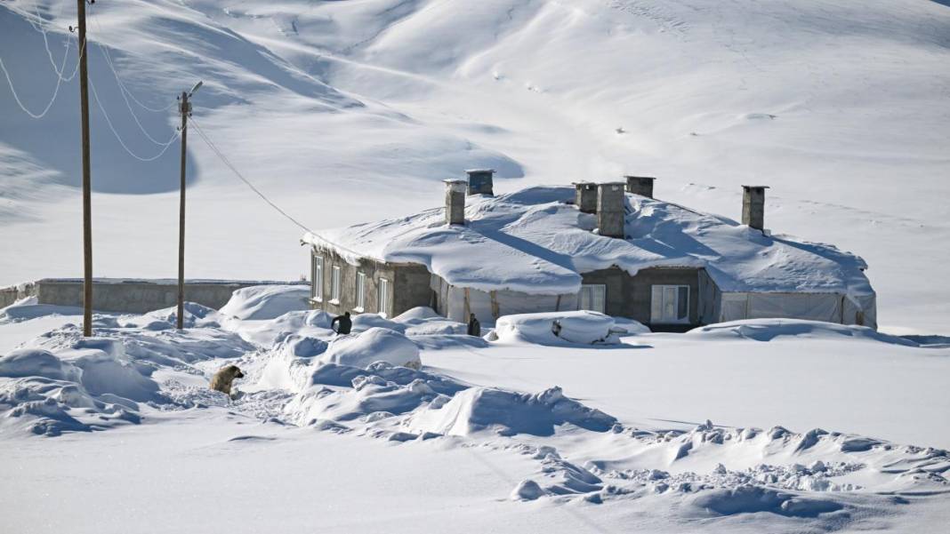Van'ın Çatak ilçesinde kar 2 metreyi buldu, evler kayboldu 1