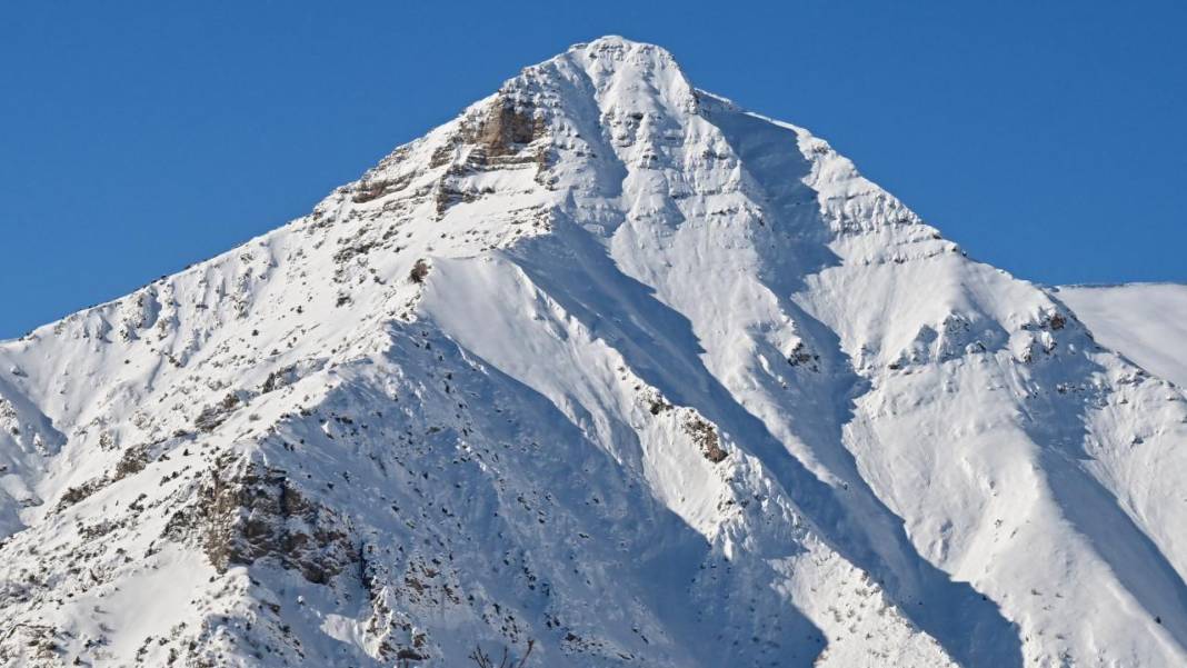 Van'ın Çatak ilçesinde kar 2 metreyi buldu, evler kayboldu 11