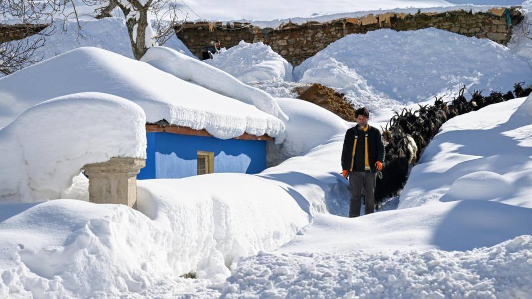 Van'ın Çatak ilçesinde kar 2 metreyi buldu, evler kayboldu 12