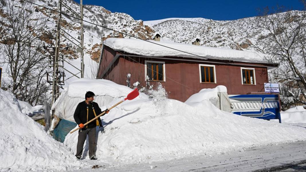 Van'ın Çatak ilçesinde kar 2 metreyi buldu, evler kayboldu 14
