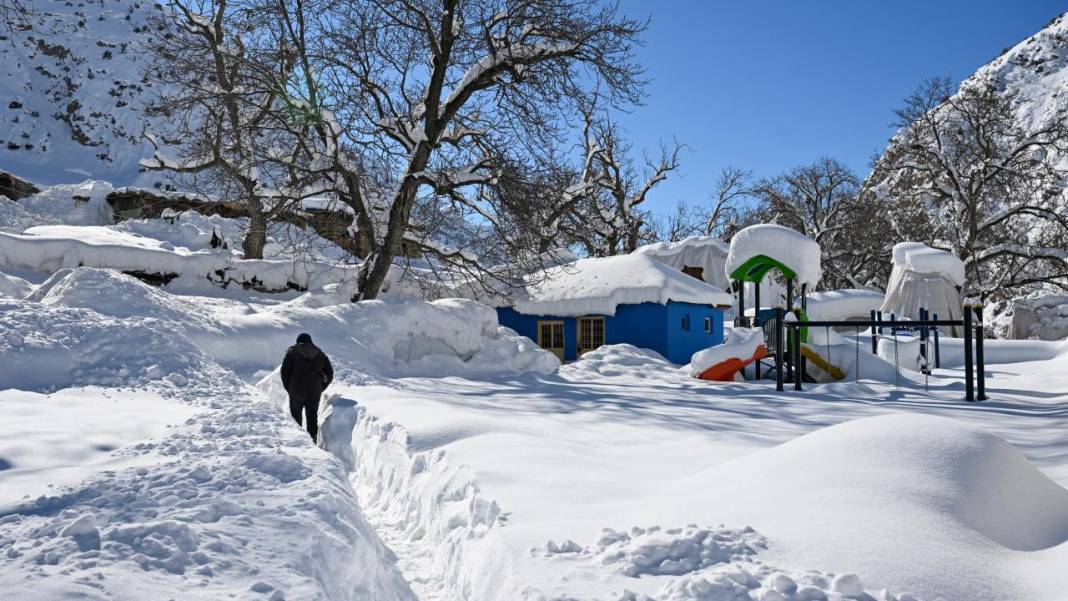 Van'ın Çatak ilçesinde kar 2 metreyi buldu, evler kayboldu 15