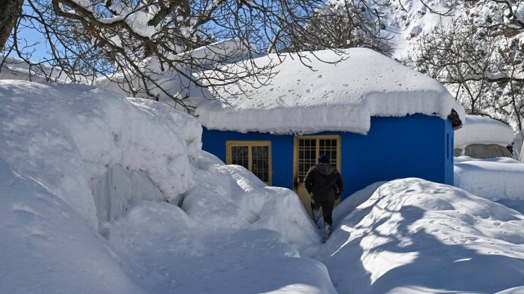 Van'ın Çatak ilçesinde kar 2 metreyi buldu, evler kayboldu 16