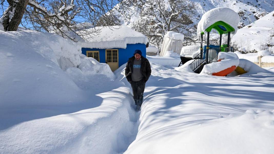 Van'ın Çatak ilçesinde kar 2 metreyi buldu, evler kayboldu 17