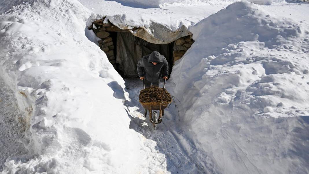Van'ın Çatak ilçesinde kar 2 metreyi buldu, evler kayboldu 19