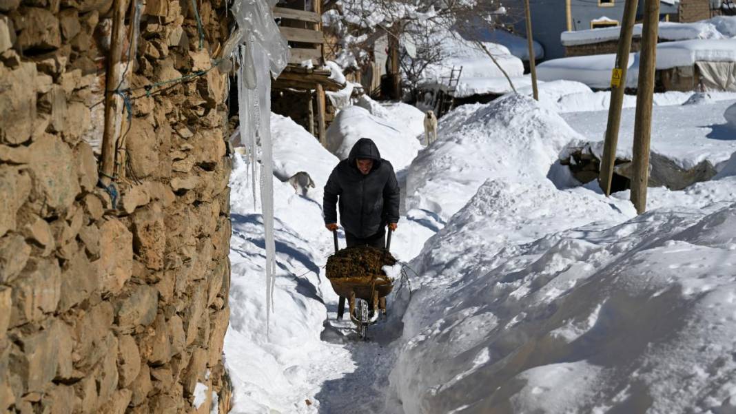 Van'ın Çatak ilçesinde kar 2 metreyi buldu, evler kayboldu 20