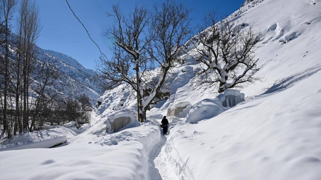 Van'ın Çatak ilçesinde kar 2 metreyi buldu, evler kayboldu 21