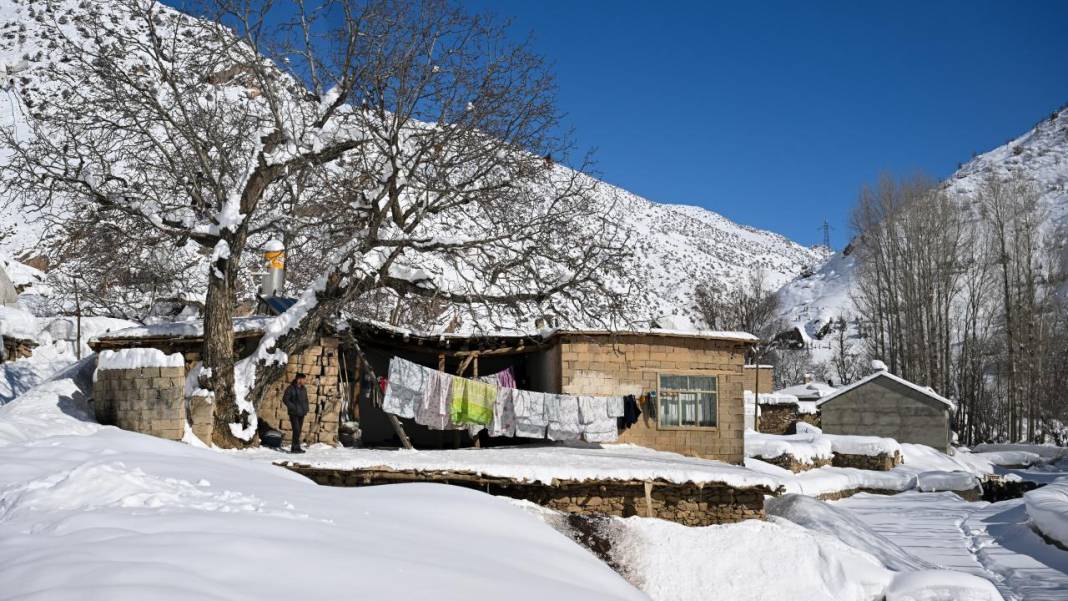 Van'ın Çatak ilçesinde kar 2 metreyi buldu, evler kayboldu 23