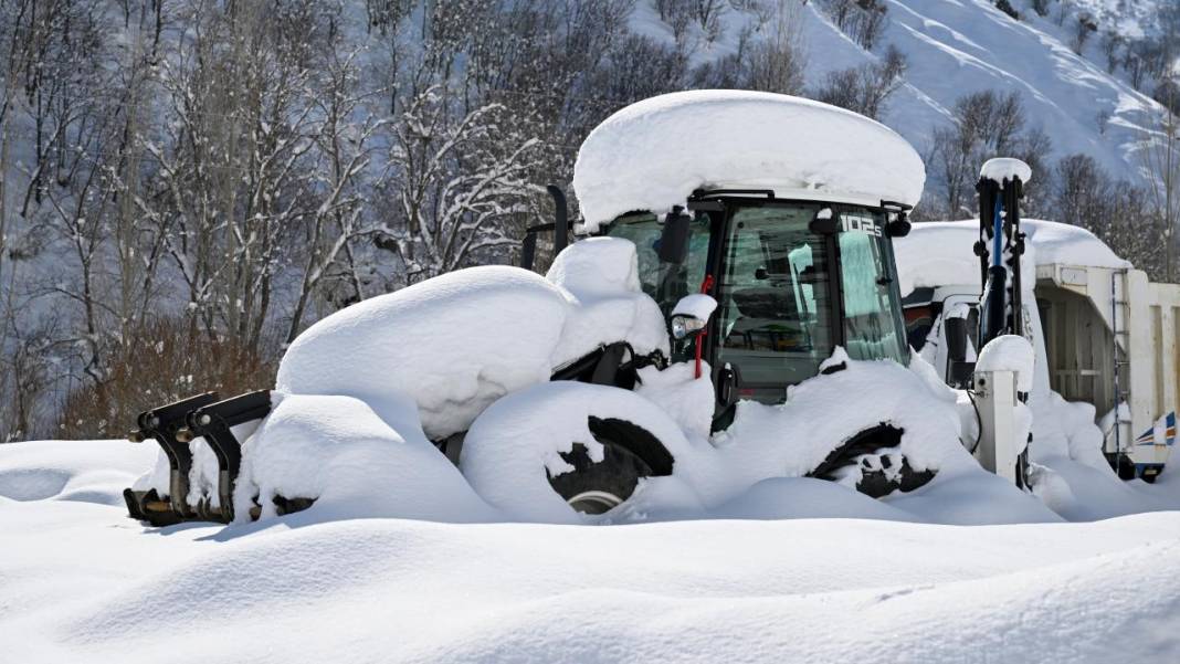 Van'ın Çatak ilçesinde kar 2 metreyi buldu, evler kayboldu 24