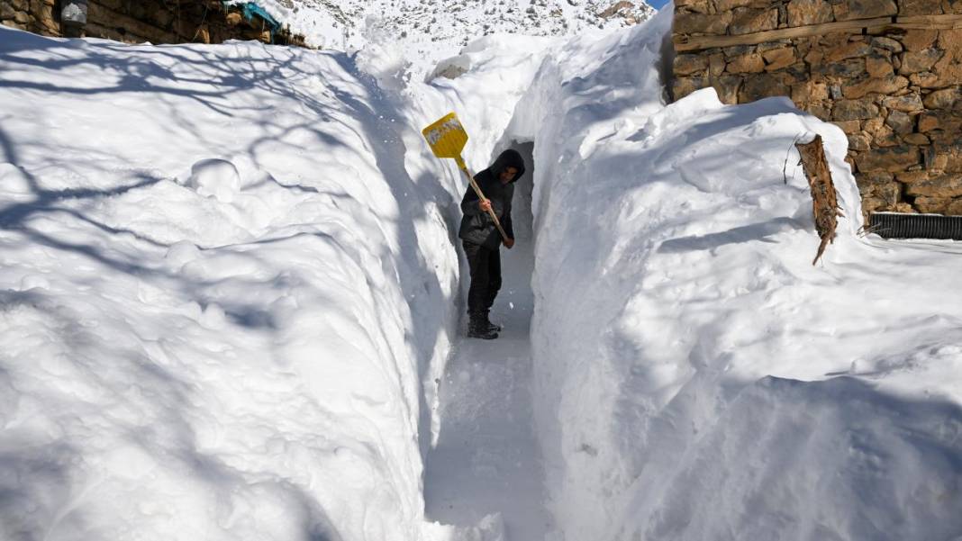 Van'ın Çatak ilçesinde kar 2 metreyi buldu, evler kayboldu 25