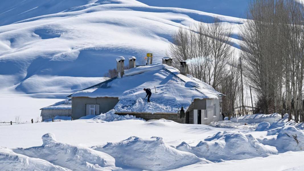 Van'ın Çatak ilçesinde kar 2 metreyi buldu, evler kayboldu 27