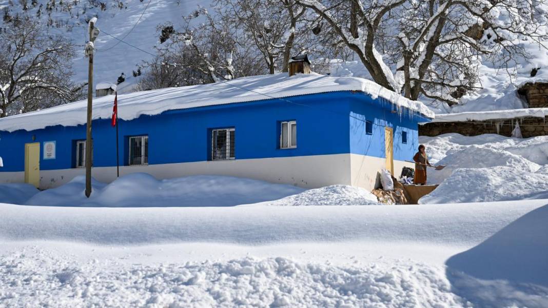 Van'ın Çatak ilçesinde kar 2 metreyi buldu, evler kayboldu 28