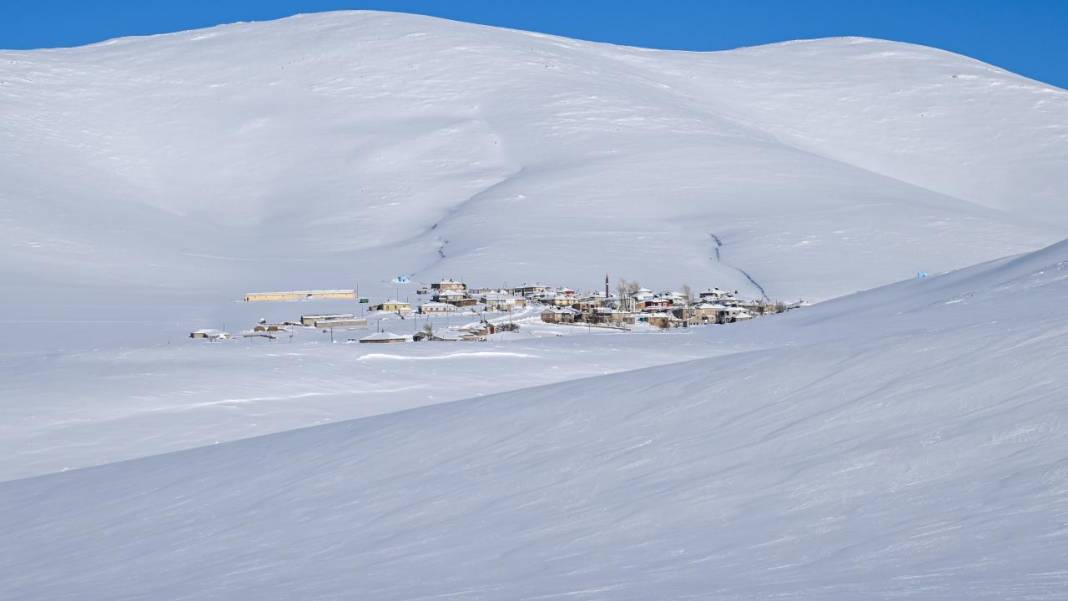 Van'ın Çatak ilçesinde kar 2 metreyi buldu, evler kayboldu 29
