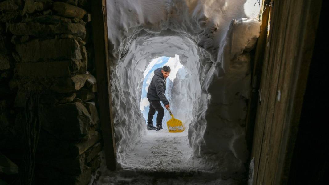 Van'ın Çatak ilçesinde kar 2 metreyi buldu, evler kayboldu 3