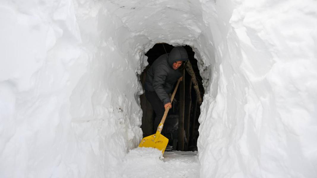 Van'ın Çatak ilçesinde kar 2 metreyi buldu, evler kayboldu 30