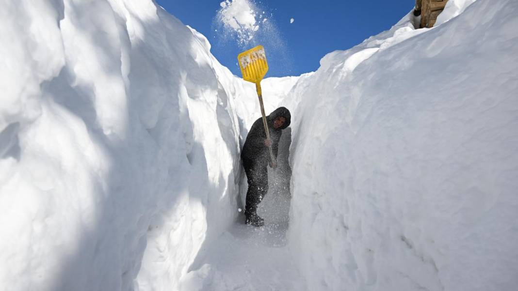 Van'ın Çatak ilçesinde kar 2 metreyi buldu, evler kayboldu 4