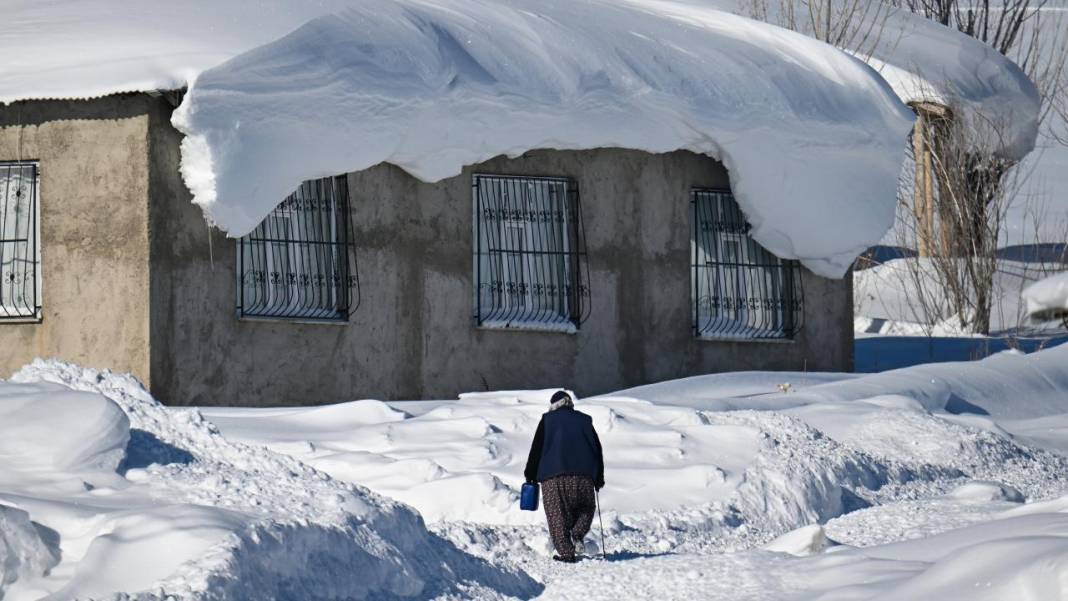 Van'ın Çatak ilçesinde kar 2 metreyi buldu, evler kayboldu 5